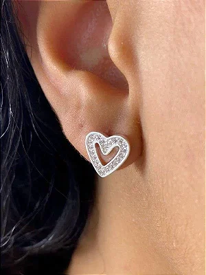 Brinco Coração Vazado com Zircônias