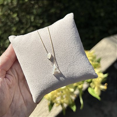 Colar letrinha A de madrepérola com coração