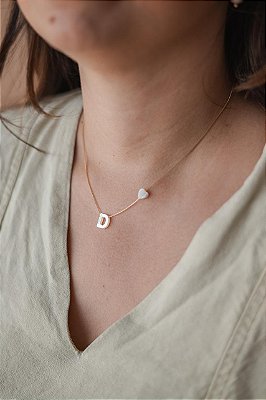 Colar letrinha D de madrepérola com coração