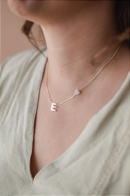 Colar letrinha E de madrepérola com coração