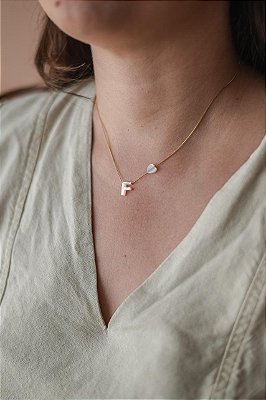 Colar letrinha F de madrepérola e coração