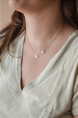 Colar letrinha G de madrepérola e coração