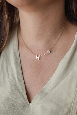 Colar letrinha H de madrepérola e coração