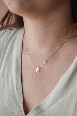 Colar letrinha K de madrepérola e coração