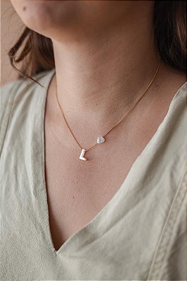 Colar letrinha L de madrepérola e coração