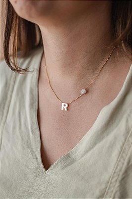 Colar letrinha R de madrepérola com coração