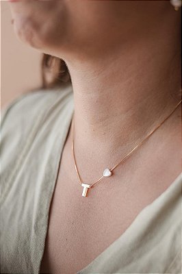 Colar letrinha T de madrepérola com coração