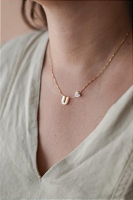 Colar letrinha U de madrepérola com coração