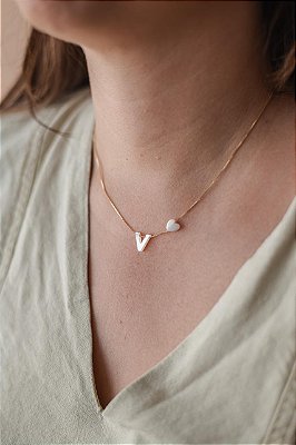 Colar letrinha V de madrepérola com coração