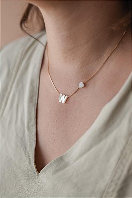 Colar letrinha W de madrepérola com coração