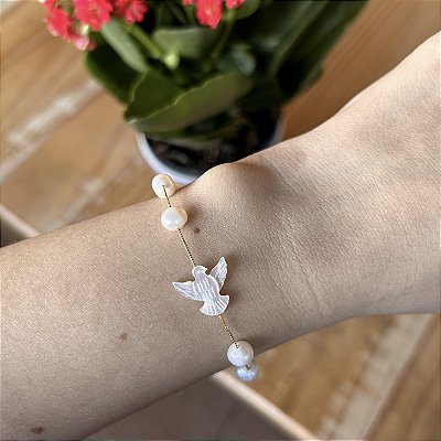 Pulseira pérolas batata e espírito santo de madrepérola