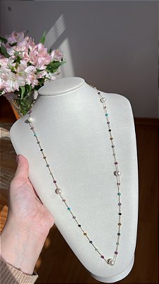 Colar longo mix pedras naturais coloridas e pérolas batata