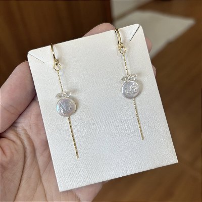 Brinco fio pérola moeda e pneu quartzo transparente facetado