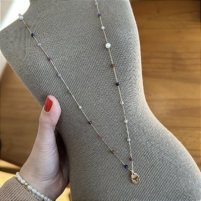 Colar longo mix pedras naturais e pérolas com medalha de espirito santo