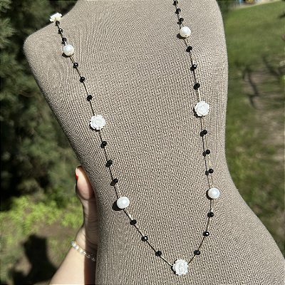 Colar longo espinélios, flor de madrepérola e pérolas