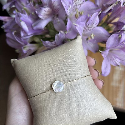 Pulseira com flor de madrepérola facetada