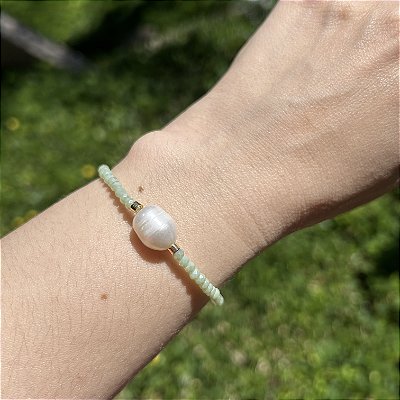 Pulseira silicone com cristais verdes claros e pérola arroz