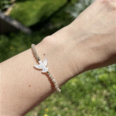 Pulseira silicone cristais marrom claro e espírito santo