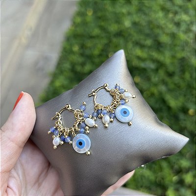 Brinco argolinha com Cianita, pérolas e olho grego médio