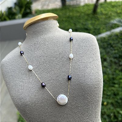 Colar pérolas arroz brancas e negras com pérola moeda