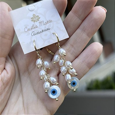 Brinco cachinho de pérolas e olho M