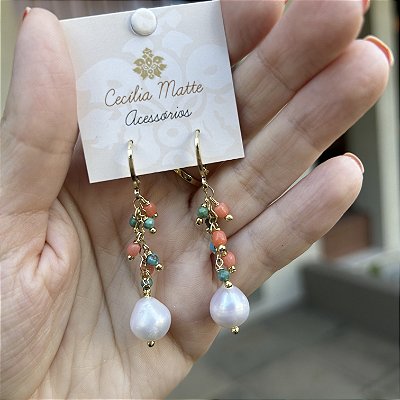 Brinco cachinho turquesa, coral e pérola arroz