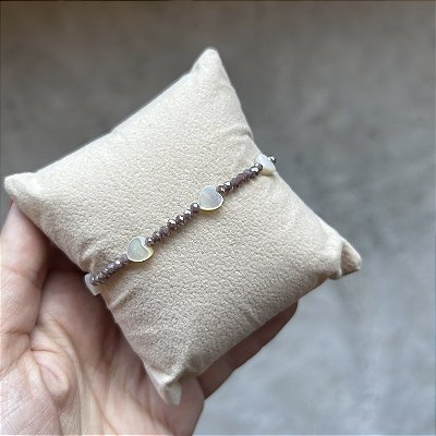 Pulseira silicone cristais fumê e corações de madrepérola