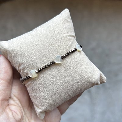 Pulseira silicone cristais marrom escuros e corações de madrepérola