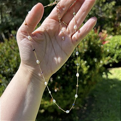 Colar mini pérolas arroz e pedrinhas naturais coloridas