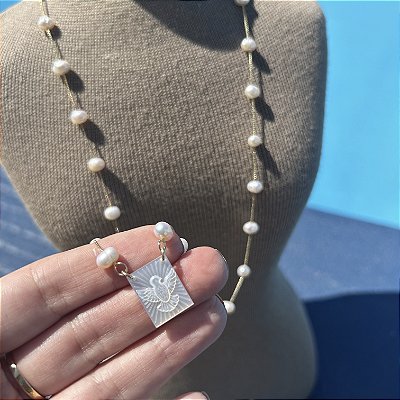 Colar longo pérolas e medalha Espirito Santo de madrepérola