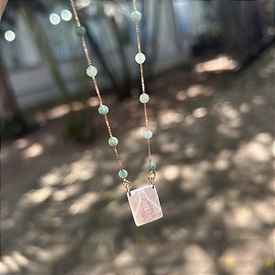 Colar longo Esmeraldas e medalha de Nossa Senhora Aparecida em madrepérola