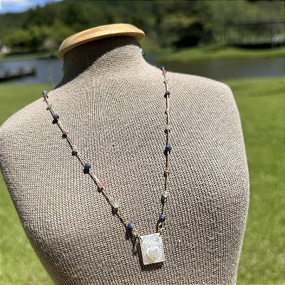 Colar Turmalina rosa, Safira e Quartzo verde com medalha Sagrado coração