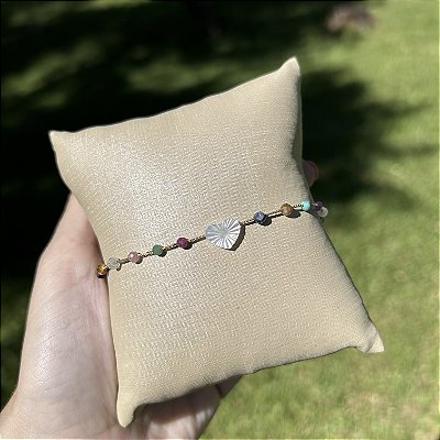 Pulseira mix de pedras coloridas e coração