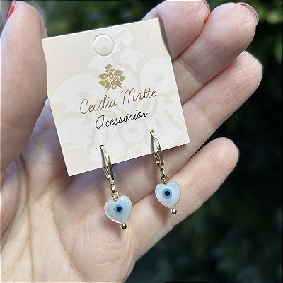 Brinco argolinha com coração de olhinho grego em madrepérola