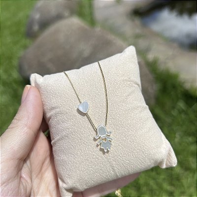 Colar menina em madrepérola com detalhe de coração vazado