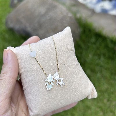 Colar menina e menino em madrepérola com detalhe de coração vazado