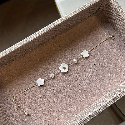 Pulseira flores de madrepérola e pérolas batata