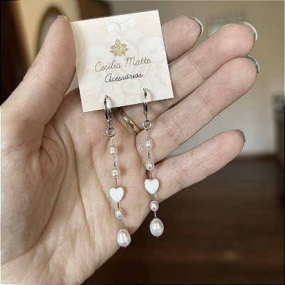 Brinco banho de Ródio Branco com pérolas arroz e coração