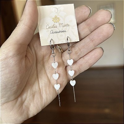 Brinco banho de Ródio Branco com corações de madrepérola