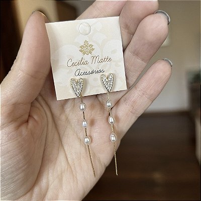 Brinco banho ouro coração zircônia com fio pérolas arroz P