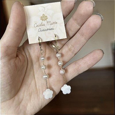 Brinco banho de ouro pérolas batata e flor de madrepérola