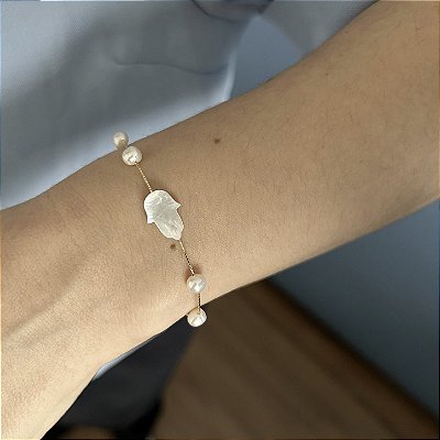 Pulseira mãozinha de madrepérola e pérolas batata