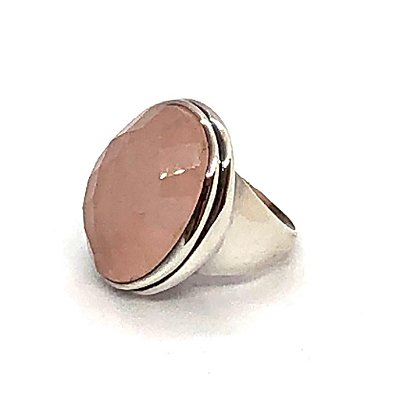 Anel quartzo rosa oval facetada com prata 925