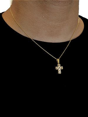 Corrente Elo Cadeado 50cm 1,2mm + Pingente Cruz Cravejada e Vazada (15X21mm) Banhado A Ouro 18k COR026-PIN022