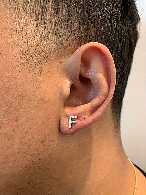 Brinco Masculino Par Letra F (7,6X5,2mm) Banhado A Ouro Branco