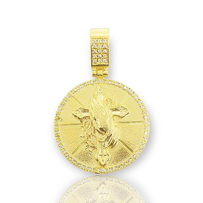 Pingente de Cruz e Mão de Reza Cravejado (35mm) Banhado A Ouro 18k PIN116