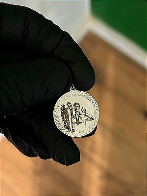 Corrente 50cm + Pingente Medalha Detalhada Personalizada (23mm) Banhada a Ouro Branco