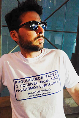 Camiseta Procuramos Fazer o Possível Para Não Passarmos Vergonha