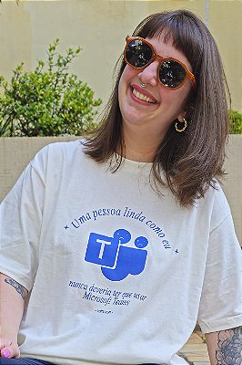 Camiseta Uma Pessoa Linda Como Eu Nunca Deveria Ter Que Usar Microsoft Teams - Off-white