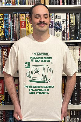 Camiseta O Mundo Acabando E Eu Aqui Preenchendo Planilha do Excel